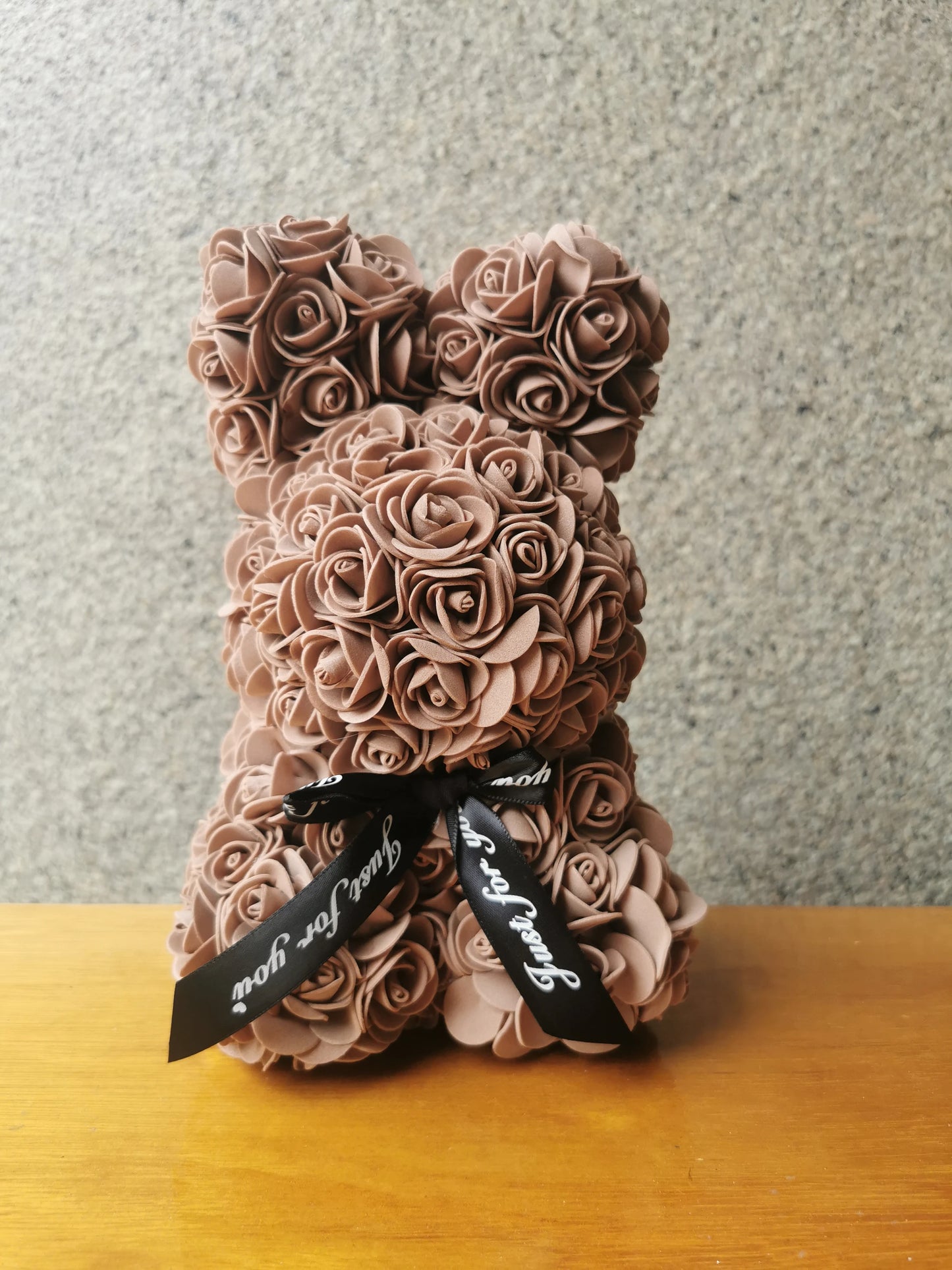 Lapin en Roses Éternelles – Le Cadeau Parfait pour Émerveiller