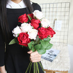 Bouquet de fleurs avec des rose réaliste en soie